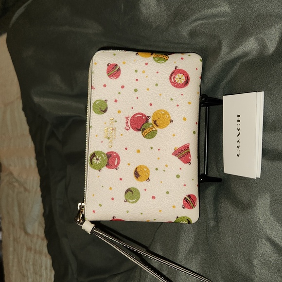 Coach RARE corner zip wristlet in ivory chalk with ornament print NWT 4x6. EN - Picture 1 of 12